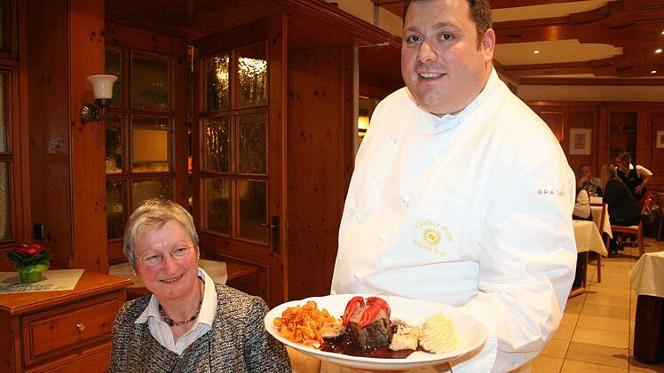Raffiniert: Bei Andreas Bugls "Surf 'n' Turf" trifft Wassertier auf Wiesenttaler Biorind. Maria Schwegel (l.) , die Frau des Wüstensteiner Fischzüchters, der den Gold'nen Stern beliefert, freut sich schon auf den kulinarischen Genuss der Extraklasse. Fotos: Andreas Oswald
