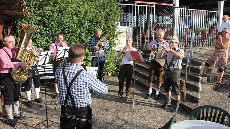 Vor der Freibadgaststätte starteten die Kirchweihmusiker am späten Samstagnachmittag ihre Tour durchs Stadtgebiet.