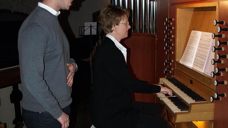Von der Orgelempore besang der Bariton Matthias Strätz Weihnachtsweisen. Ihn begleitete an der Orgel Christine Raab.