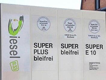 Der Großversuch läuft noch bis zum Sommer, Aber schon jetzt gehen die Forscher davon aus, dass R33 keine schädlichen Effekte für Autos haben wird - und deshalb wird nächste Woche die Tankstelle in der Raststraße offizielle R33-Tankstelle.