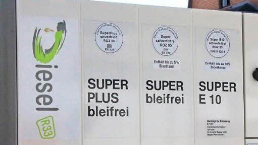 Der Großversuch läuft noch bis zum Sommer, Aber schon jetzt gehen die Forscher davon aus, dass R33 keine schädlichen Effekte für Autos haben wird - und deshalb wird nächste Woche die Tankstelle in der Raststraße offizielle R33-Tankstelle.