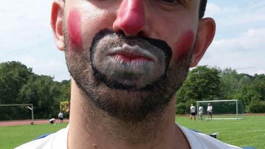 Nicht nur die Kleinen ließen sich schminken. Bei QuattFo werden auch die Großen wie Sebastian Kist von "BAF & Co" wieder zu Kindern.  Foto: Michaela Kummer