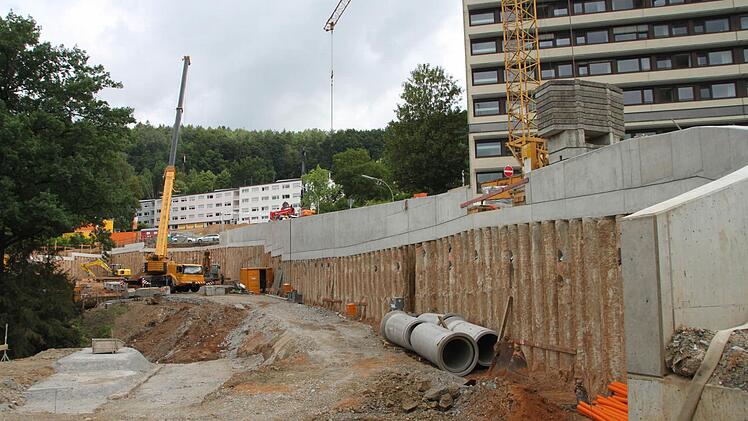 Großbaustelle beim Kulmbacher Klinikum - die Baugrube für das Parkhaus ist fertig. Foto: Stephan Tiroch