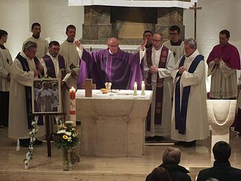 Stadtpfarrer Helmut Hetzel (Mitte) und zahlreiche andere Geistliche zelebrierten den Gottesdienst. Foto: Manfred Welker