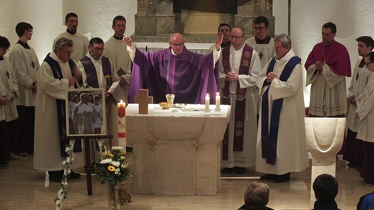 Stadtpfarrer Helmut Hetzel (Mitte) und zahlreiche andere Geistliche zelebrierten den Gottesdienst. Foto: Manfred Welker