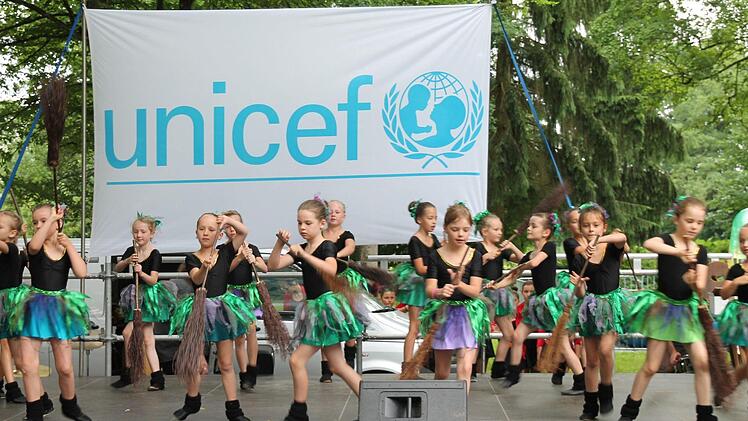 Einen Hexentanz zeigten die jungen T&auml;nzerinnen von " Dance 4 Fun " auf der Showb&uuml;hne des Unicef-Kinderfestes . Foto: Herbert Fischer