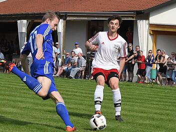 Münnerstadts Fabian May setzt zum Schuss an, Rannungens Marcello Weigand kommt zu spät, um den Ball noch zu blocken. Am Ende gewinnt aber der TSV Rannungen mit 2:1 gegen favorisierte Mürschter. Hopf