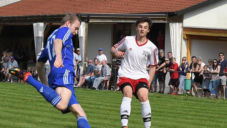 Münnerstadts Fabian May setzt zum Schuss an, Rannungens Marcello Weigand kommt zu spät, um den Ball noch zu blocken. Am Ende gewinnt aber der TSV Rannungen mit 2:1 gegen favorisierte Mürschter. Hopf