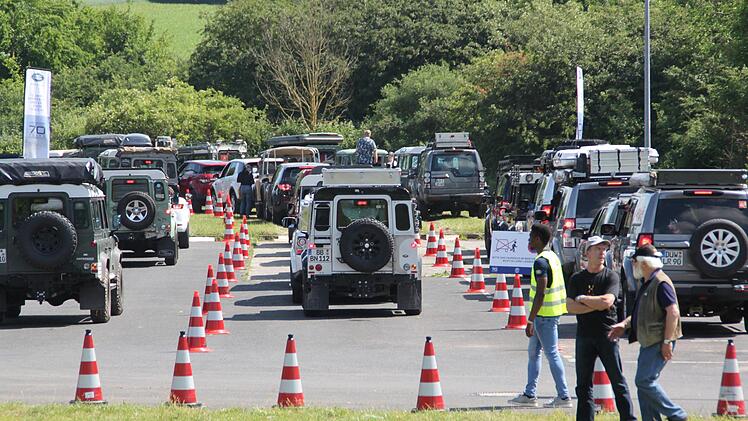 Land Rover in der Schlange: Die Fans dieser britischen Fahrzeuge kamen aus dem ganzen Bundesgebiet angereist. Foto: Isolde Krapf