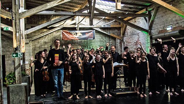 Reichlich Applaus gab es f&uuml;r das Tantporjekt "We Dance" aus Weimar und das Orchester M18 zum Auftakt des FEstivals "Klanggrenzen" in der Alten Pakethalle in Coburg.Foto: Jochen Berger