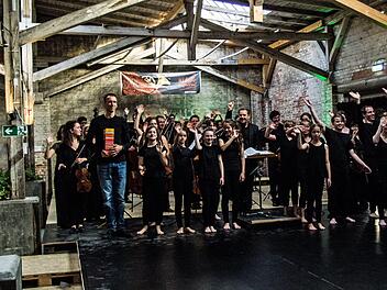 Reichlich Applaus gab es für das Tantporjekt "We Dance" aus Weimar und das Orchester M18 zum Auftakt des FEstivals "Klanggrenzen" in der Alten Pakethalle in Coburg.Foto: Jochen Berger