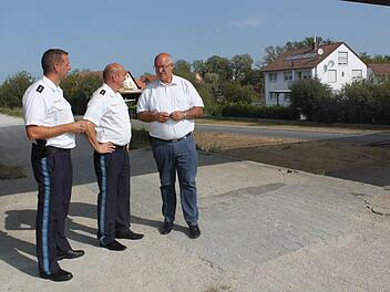 Da, wo es im vergangenen Jahr bei der Hirschaider Kerwa  Probleme gegeben hatte, treffen sich Bürgermeister Klaus Homann (rechts), der Leiter der Polizeiinspektion Bamberg-Land (Mitte) und Mitarbeiter Markus Dotterweich zu einer Besprechung. Foto: Anette Schreiber