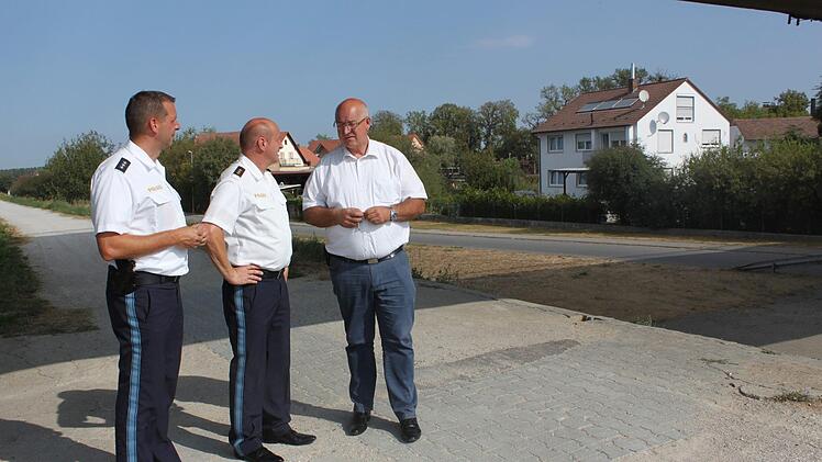 Da, wo es im vergangenen Jahr bei der Hirschaider Kerwa  Probleme gegeben hatte, treffen sich Bürgermeister Klaus Homann (rechts), der Leiter der Polizeiinspektion Bamberg-Land (Mitte) und Mitarbeiter Markus Dotterweich zu einer Besprechung. Foto: Anette Schreiber