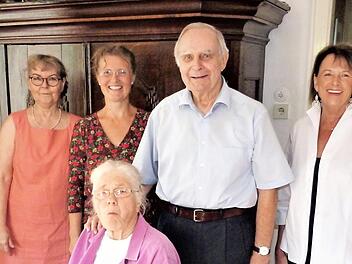 Seinen 80. Geburtstag feierte kürzlich Richart Engelen. Die Glückwünsche der Marktgemeinde Mainleus überbrachte Bürgermeister Robert Bosch (links). Weiter im Bild (nach rechts) Antje Essensohn, Tochter Franziska Bartels, Richard Engelen mit Ehefau Irmgard sowie Georgia und Enno Landwehr, die zu den Gründungseltern der Waldorfschule gehören Foto: Werner Reißaus