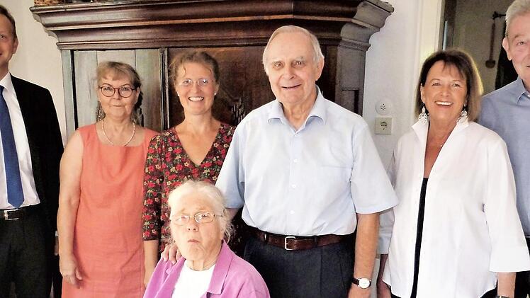 Seinen 80. Geburtstag feierte kürzlich Richart Engelen. Die Glückwünsche der Marktgemeinde Mainleus überbrachte Bürgermeister Robert Bosch (links). Weiter im Bild (nach rechts) Antje Essensohn, Tochter Franziska Bartels, Richard Engelen mit Ehefau Irmgard sowie Georgia und Enno Landwehr, die zu den Gründungseltern der Waldorfschule gehören Foto: Werner Reißaus