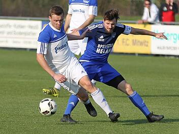 In der Vorsaison stellte der TSV Mönchröden den FC Mitwitz vor Probleme: Auf eine 1:2-Niederlage bei den "Mönchen" folgte im Rückspiel eine 0:3-Klatsche, bei der es der Mitwitzer Lukas Wrzyciel (weißes Trikot) hier im Zweikampf mit Omar Rahmani aufnahm.  Foto: Heinrich Weiß