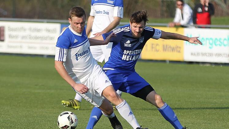 In der Vorsaison stellte der TSV Mönchröden den FC Mitwitz vor Probleme: Auf eine 1:2-Niederlage bei den "Mönchen" folgte im Rückspiel eine 0:3-Klatsche, bei der es der Mitwitzer Lukas Wrzyciel (weißes Trikot) hier im Zweikampf mit Omar Rahmani aufnahm.  Foto: Heinrich Weiß