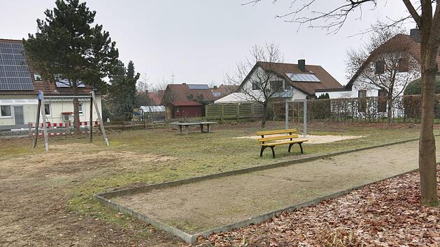 Die Boulebahn  am Spielplatz am Amselweg  wird saniert.  Auf einer gespendeten Bank kann man den Spielfortgang betrachten.Niemann