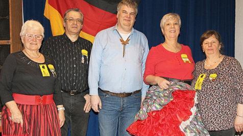 Die Castle Twirlers Coburg ehrten anlässlich ihres 35-jährigen Clubjubiläums langjährige Mitglieder(von links): Irmtraud Schmitt, Wolfgang Seliger, Matthias Knabner, President Birgid Wenzel und Monika Beallentin.