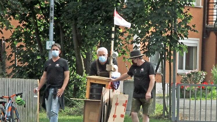 Keine große Musik, ein kleiner Umzug: Das Fass wird zur Bühne am Weihersbach gebracht.