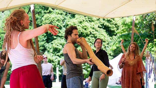 Spiritualität und Naturverbundenheit standen im Mittelpunkt einiger Workshops, hier sind Tänzerinnen und ein Didgeridoo-Bläser zu sehen.