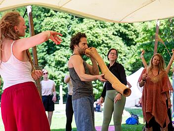 Spiritualität und Naturverbundenheit standen im Mittelpunkt einiger Workshops, hier sind Tänzerinnen und ein Didgeridoo-Bläser zu sehen.