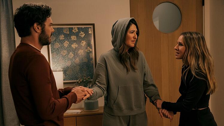 Joanne (Kristen Bell, rechts) und Noah (Adam Brody) laden zur Dinnerparty - und müssen erst mal Ryann (D'Arcy Carden) ihrem Liebeskummer überlassen.