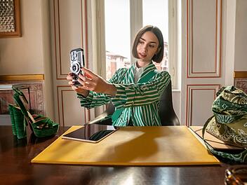 Für den Job ist Emily (Lily Collins) von Amerika nach Frankreich gezogen. Nun geht es weiter nach Italien.