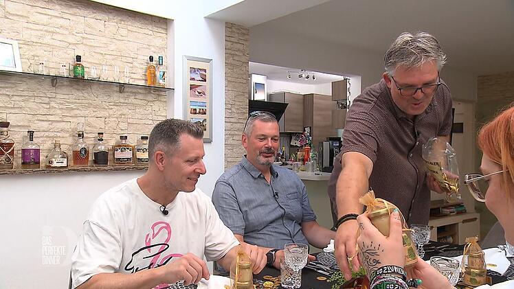 Passend zur Schatzsuche streut Andreas noch ein paar Goldst&uuml;cke auf den Tisch.