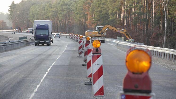 Die Bundesstraße ist um eine Fahrspur verbreitert worden.