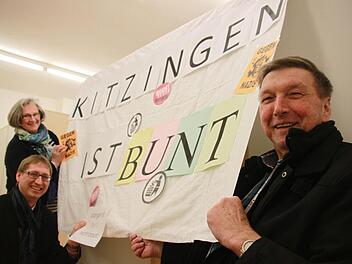 Astrid Glos, Gerold Möhrlein und Robert Finster gestalteten ein Plakat für die Begegnung mit Rechtsextremen am Karsamstag.