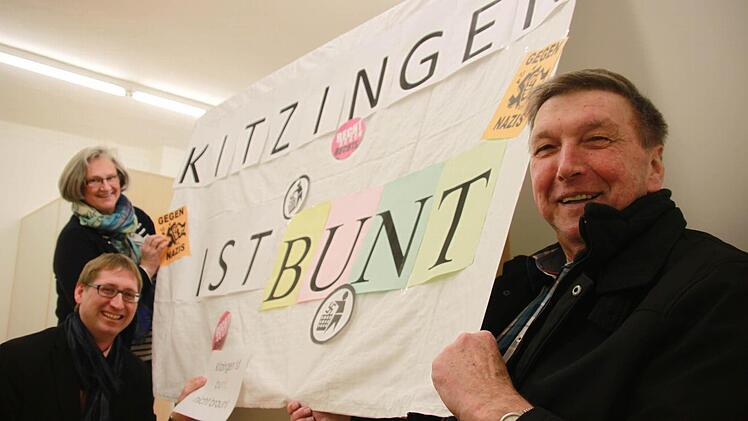 Astrid Glos, Gerold Möhrlein und Robert Finster gestalteten ein Plakat für die Begegnung mit Rechtsextremen am Karsamstag.