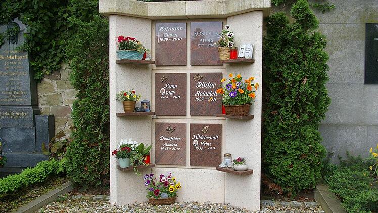 Die von der IG entworfene Urnenstele bietet pro Fach drei Urnen für 10 Jahre eine letzte Ruhestätte. Sie ist die einzige Belegungsform für Urnen, die offiziell auch mit Blumen geschmückt werden darf. Foto: Tom Müller
