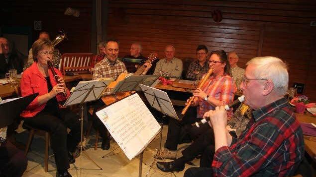 Zu einem gelungenen Heimatabend gehört natürlich auch eine zünftige Stubenmusik, die Mazurkas oder "Baaschlenkerer", wie man sie in Franken nennt, Schottische, Galopps, oder Rheinländer-Tänze aufspielt: Lydia Herold, Jürgen Schmidt (Gitarre), Sonja Beck und Ludwig Beck sowie Adalbert Nitzsche (Bass, nicht im Bild) überzeugten mit ihren musikalischen Intermezzi.