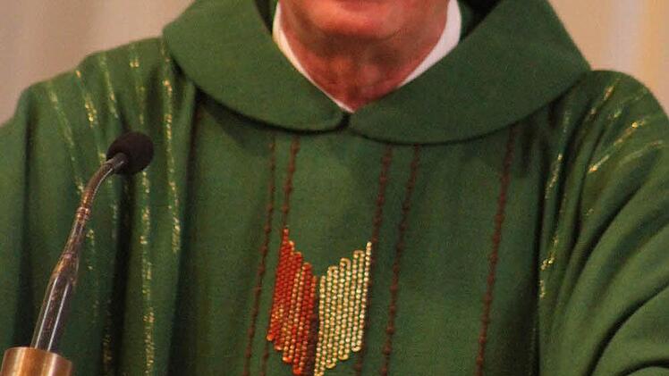 Dekan Roppelt bei seiner letzten Predigt.