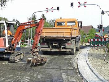 Zu beiden Seiten des Trebgaster Bahnübergangs in der Berliner Straße wird die erst vor zwei Jahren neu aufgetragene Teerdecke auf einer Länge von jeweils rund 20 Metern wieder abgefräst und ab Mittwoch neu asphaltiert. Vor Ort war niemand bereit, Fragen zu beantworten. Eine Stellungnahme der DB-Pressestelle in München war gestern nicht zu bekommen. Foto: Dieter Hübner