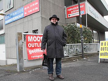 Reinhold Fuß hat vor 40 Jahren seinen ersten Anzug bei der Firma Ferkinghoff gekauft. Die Ansiedlung eines Rewe-Marktes sieht der Brückenauer kritisch: "Wir haben doch schon so viele Märkte." Der Fabrikverkauf in der Kissinger Straße ist weiterhin geöffnet. Foto: Ulrike Müller