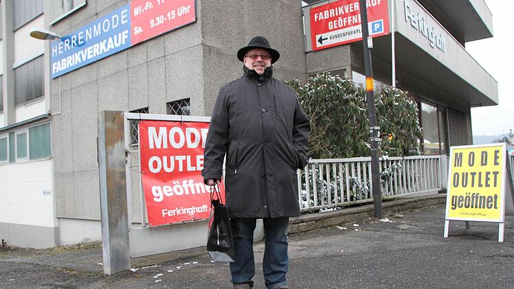 Reinhold Fuß hat vor 40 Jahren seinen ersten Anzug bei der Firma Ferkinghoff gekauft. Die Ansiedlung eines Rewe-Marktes sieht der Brückenauer kritisch: "Wir haben doch schon so viele Märkte." Der Fabrikverkauf in der Kissinger Straße ist weiterhin geöffnet. Foto: Ulrike Müller