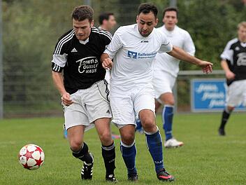Zuletzt lange verletzt, zuvor für den FC Augsfeld, FC Sand und FC Eintracht Bamberg aktiv: Jetzt läuft Dominik Waltrapp (l.) für den FC Oberhaid auf. Foto: sportpress