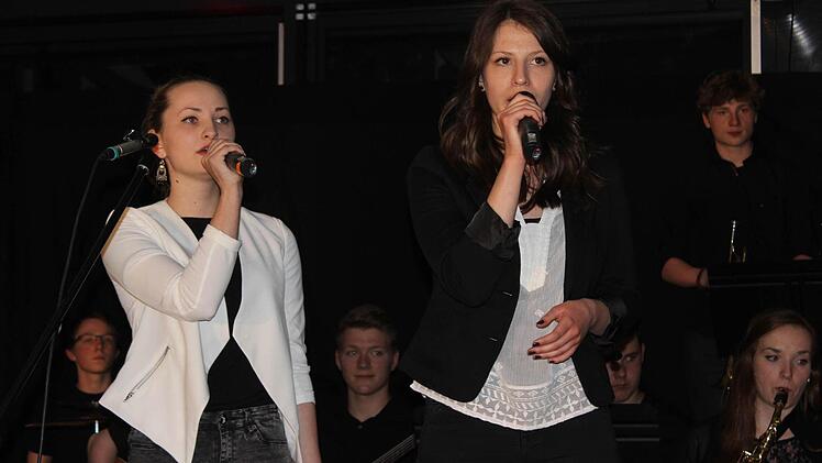 GFS-Frühlingskonzert mit Sandra Hübner (rechts) und Lisa Brütting, die ihren selbst komponierten und getexteten Song vorstellt. Foto: fra-press