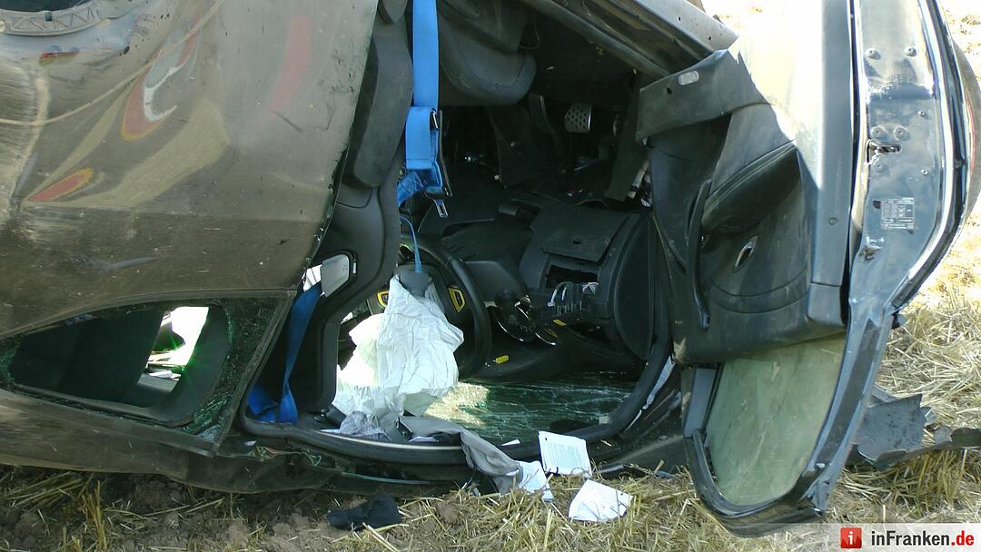 Renault ueberschlaegt sich mehrfach - Fahrer lebensgefaehrlich verletzt