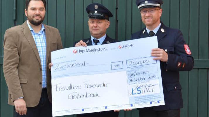 Stefan Gärtner (links), der Brandschutzbeauftragte L & S AG, überreicht Harald Neugebauer (Mitte) und Kommandant Jörg Rumberg (rechts) einen Spendenscheck über 2000 Euro.
