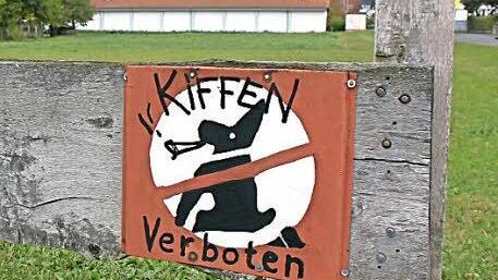 Vandalismus: Dieses selbstgemalte Schild am Pferdsfelder Weg in Bad Staffelstein wurde zweckentfremdet.  Foto: Matthias Einwag