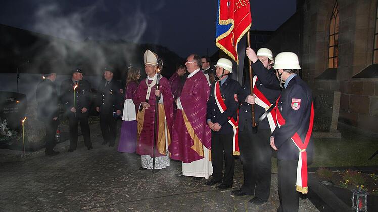 Es war ein festlicher Tag in Motschenbach: Unser Bild zeigt Erzbischof Ludwig Schick (links) mit Dekan Hans Roppelt vor der Kirche.