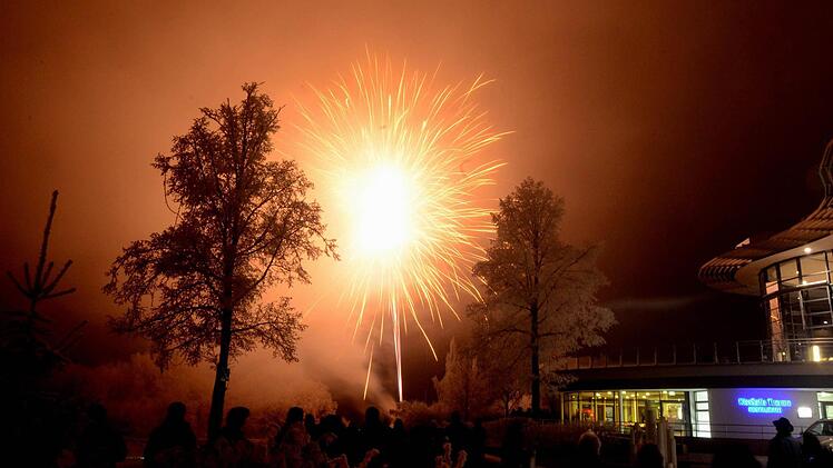 Zum Jahreswechsel 2016/2017 haben viele Kissinger den Blick auf das Feuerwerk genossen. Ein besonderes Lichterspektakel war von der Therme aus zu sehen. Glitzernde Sterne und leuchtende Fontänen lockten bei minus sieben Grad ins Freie. Foto: Peter Rauch