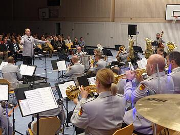 Roland Kahle dirigiert das Heeresmusikkorps. Pauline Lindner