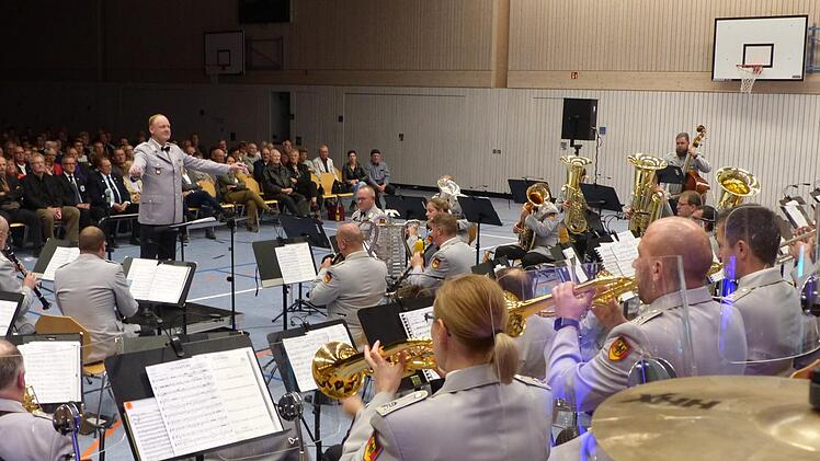 Roland Kahle dirigiert das Heeresmusikkorps. Pauline Lindner