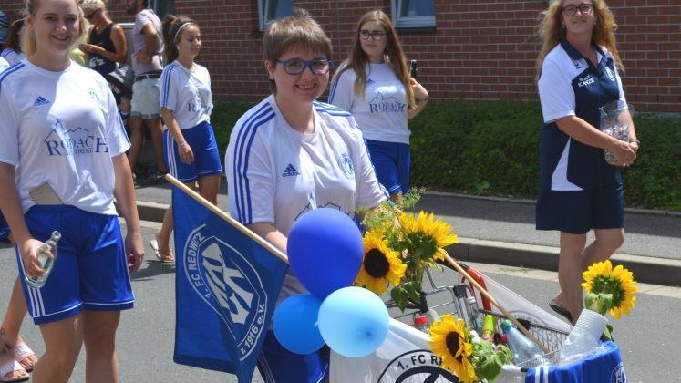 Die Damenmannschaft des FCR war mit Versorgungswagen unterwegs.