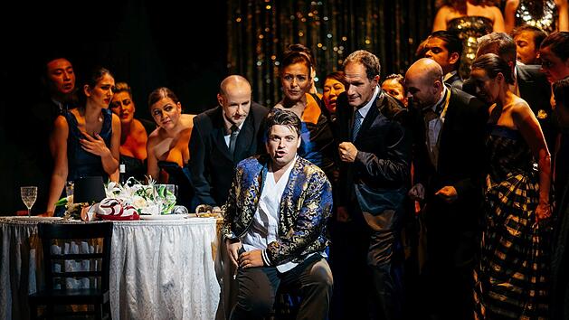 "Die Zauberflöte": Philipp Westerbarkeis Neuinszenierung von Mozarts Oper eröffnete die Spielzeit 2018/2019 am Landestheater Coburg. Szene mit PEter Aisher als Tamino und dem Chor des Landestheaters.Foto: Sebastian Buff