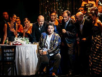 "Die Zauberflöte": Philipp Westerbarkeis Neuinszenierung von Mozarts Oper eröffnete die Spielzeit 2018/2019 am Landestheater Coburg. Szene mit PEter Aisher als Tamino und dem Chor des Landestheaters.Foto: Sebastian Buff